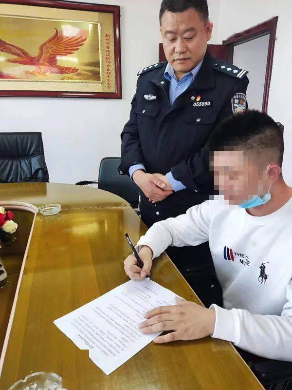 校車逆行“惹眾怒”，監(jiān)利交警依法查處！