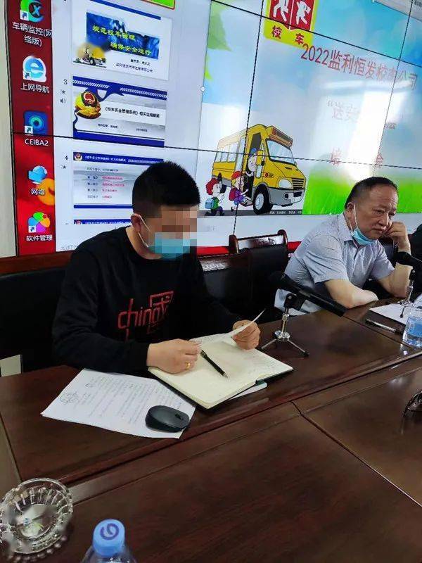 校車逆行“惹眾怒”，監(jiān)利交警依法查處！