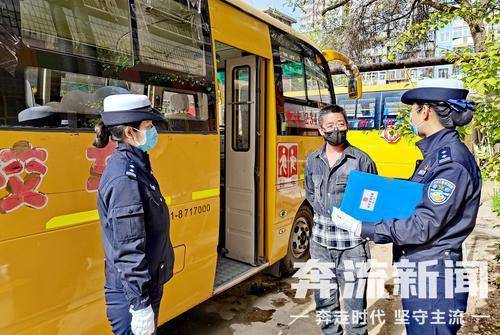 蘭州七里河交警大隊開展復(fù)學(xué)前校車交通安全檢查/ 蘭州七里河交警大隊開展復(fù)學(xué)前校車交通安全檢查