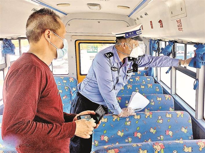 嚴把校車安全關 福海交警中隊開展校車“大體檢”