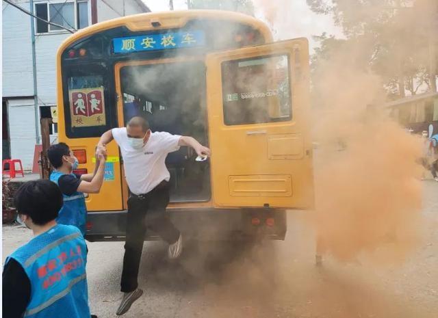 東莞交警開展校車駕駛員安全教育培訓暨校車安全應急演練/ 東莞交警開展校車駕駛員安全教育培訓暨校車安全應急演練