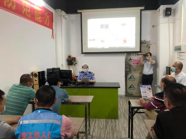 東莞交警開展校車駕駛員安全教育培訓暨校車安全應急演練/ 東莞交警開展校車駕駛員安全教育培訓暨校車安全應急演練