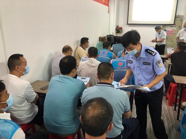 東莞交警開展校車駕駛員安全教育培訓暨校車安全應急演練/ 東莞交警開展校車駕駛員安全教育培訓暨校車安全應急演練