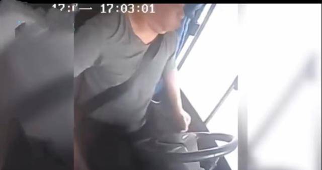 感動！校車司機駕車時突發腦梗，倒下前拼盡最后力氣保全13名幼兒