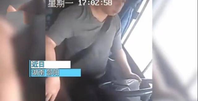 感動！校車司機駕車時突發腦梗，倒下前拼盡最后力氣保全13名幼兒