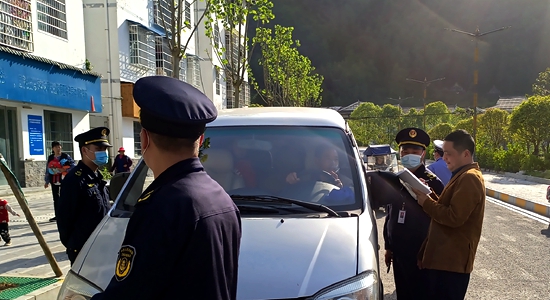 武陵源區(qū):加強校車“體檢” 筑牢安全“防線” 2239826b681e524d6f450cda24ca169.jpg