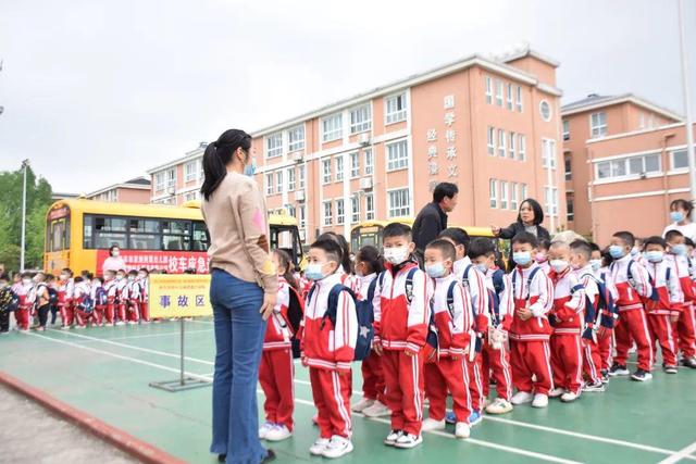 潛江市田家炳實驗小學(xué)附屬幼兒園開展校車應(yīng)急疏散演練活動/ 潛江市田家炳實驗小學(xué)附屬幼兒園開展校車應(yīng)急疏散演練活動