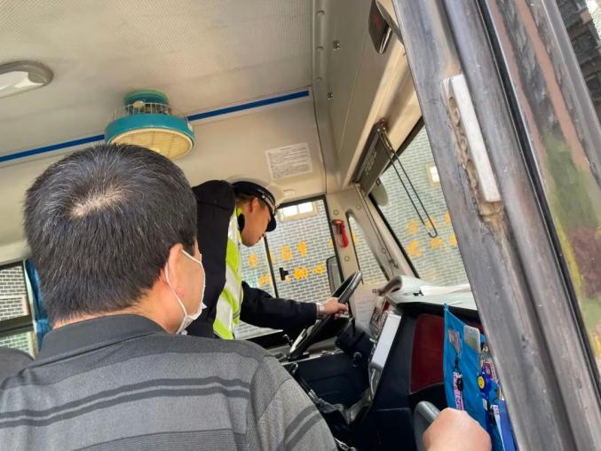 春雷行動|交警三大隊開展校車安全大檢查 春雷行動|交警三大隊開展校車安全大檢查