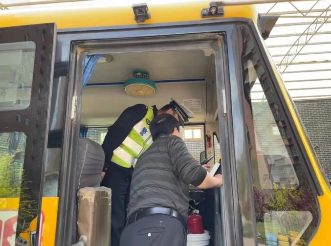 春雷行動|交警三大隊開展校車安全大檢查 春雷行動|交警三大隊開展校車安全大檢查