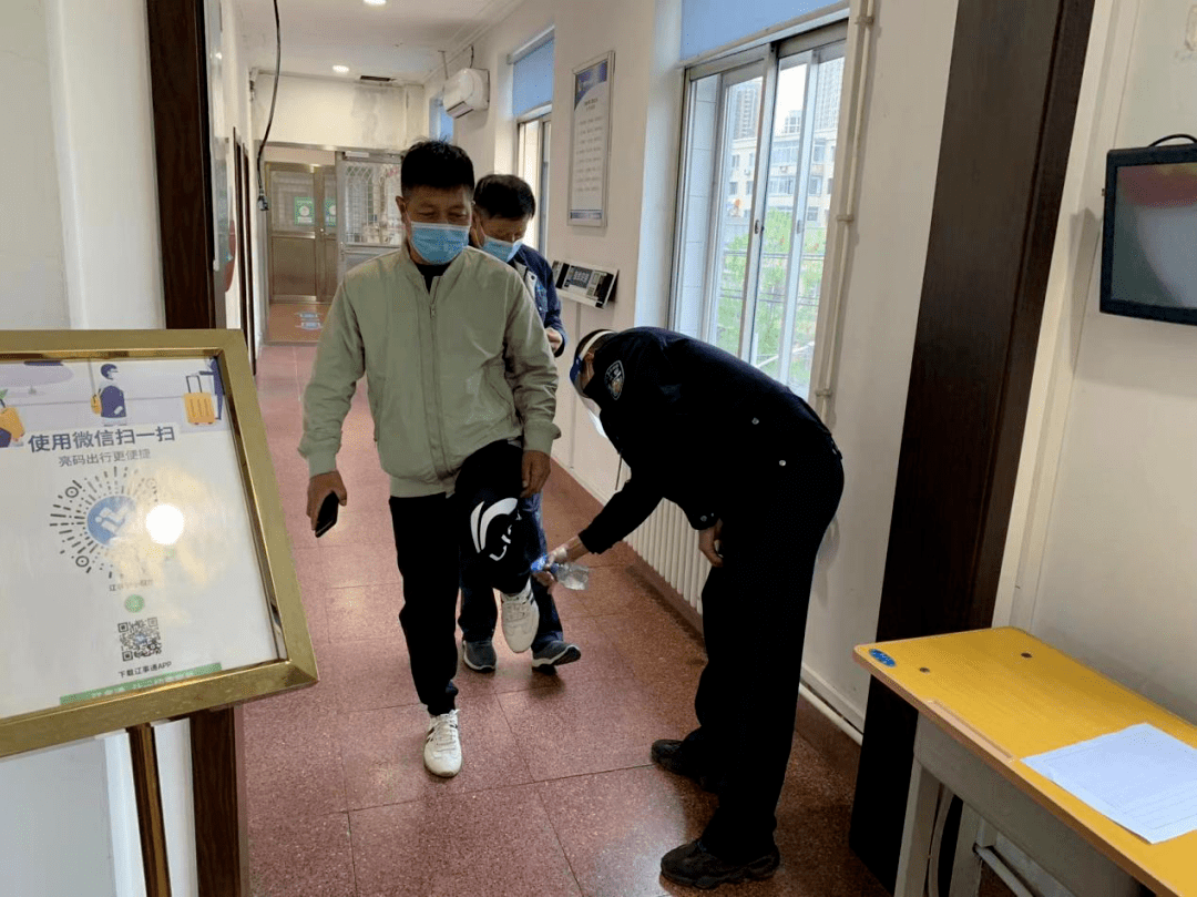 沈陽交警為物流貨車、校車駕駛?cè)碎_設(shè)線下審驗業(yè)務專場