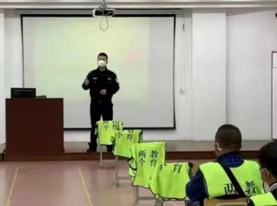 沈陽交警為物流貨車、校車駕駛?cè)碎_設(shè)線下審驗業(yè)務專場