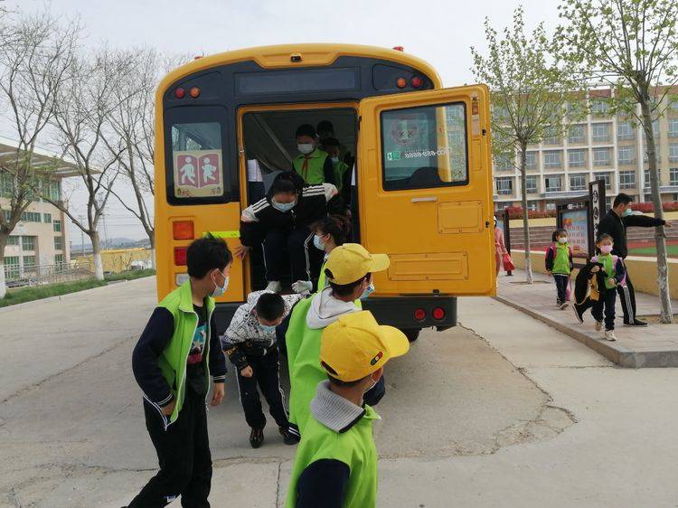 人和完小開展“校車應急疏散”演練活動