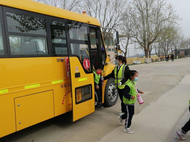 人和完小開展“校車應急疏散”演練活動