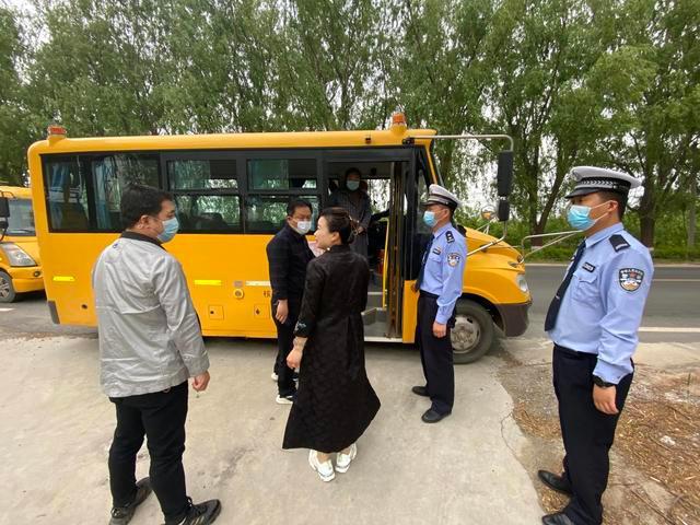 白水公安交警聯合縣教育局開展“五一”節前校車安全檢查