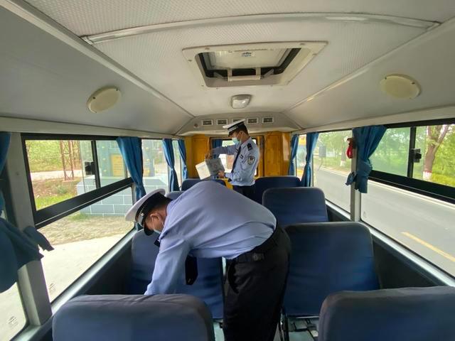 白水公安交警聯合縣教育局開展“五一”節前校車安全檢查