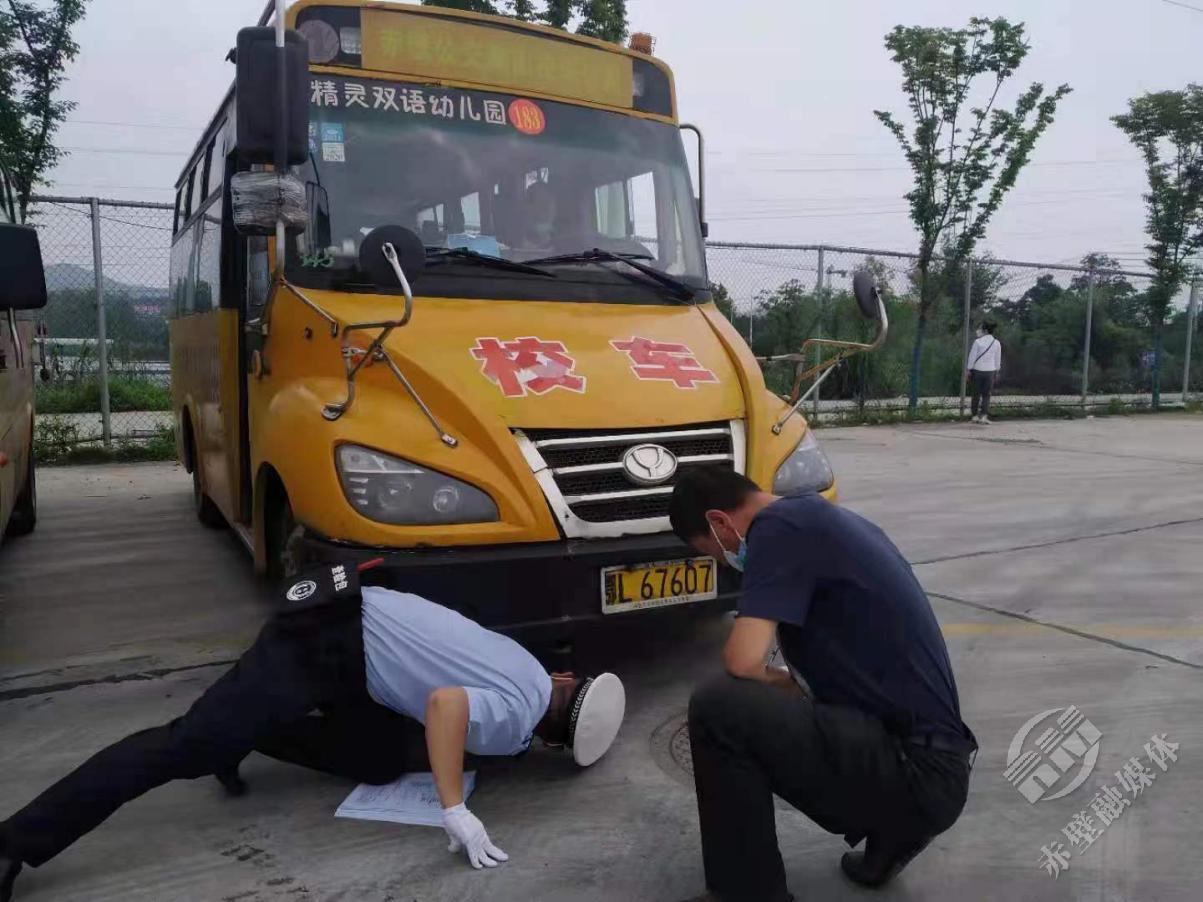 赤壁交警開展上門服務為校車“體檢” 赤壁交警開展上門服務為校車“體檢”