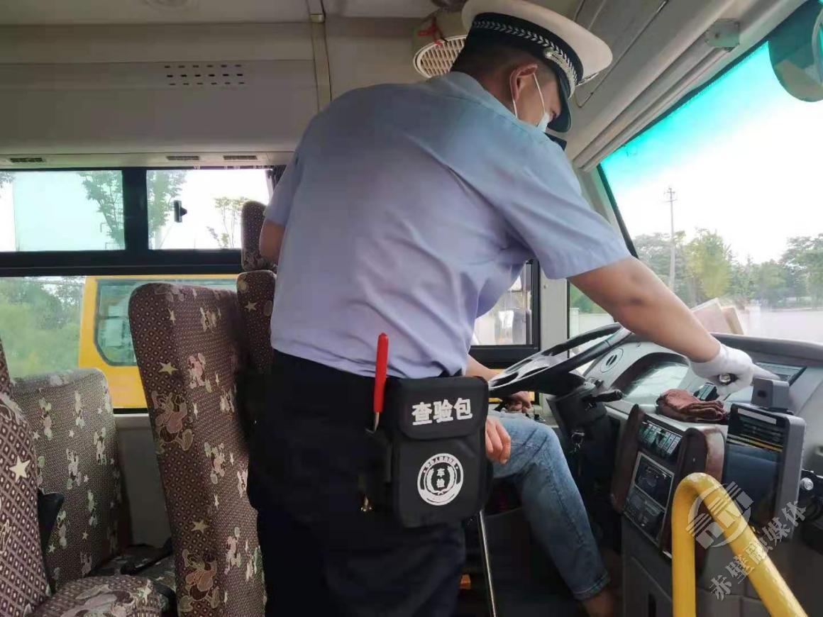 赤壁交警開展上門服務為校車“體檢” 赤壁交警開展上門服務為校車“體檢”