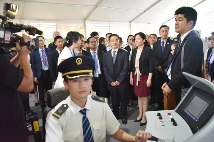 柳州這所學(xué)校的“校車(chē)”竟然是高鐵! 柳州這所學(xué)校的“校車(chē)”竟然是高鐵!