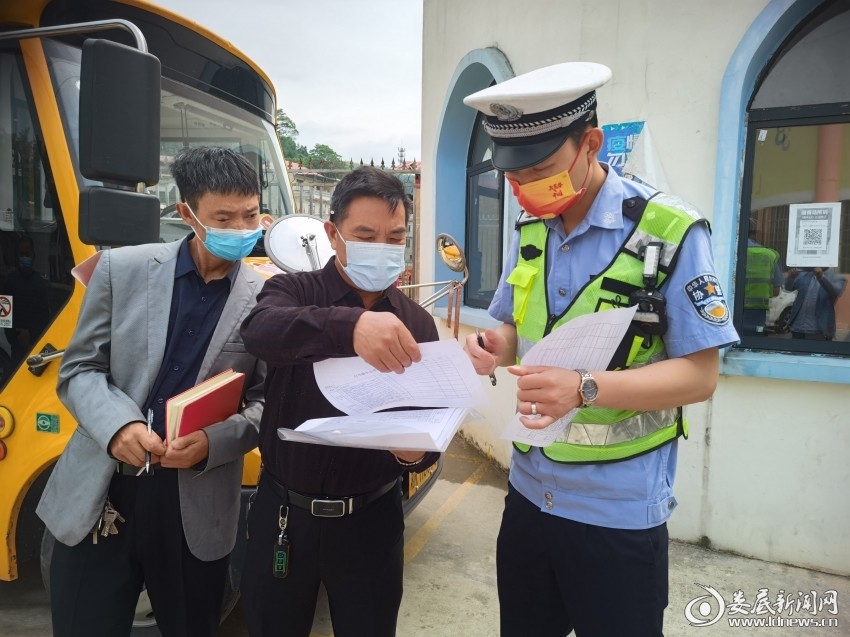 白馬鎮組織開展校車安全大檢查/ 白馬鎮組織開展校車安全大檢查