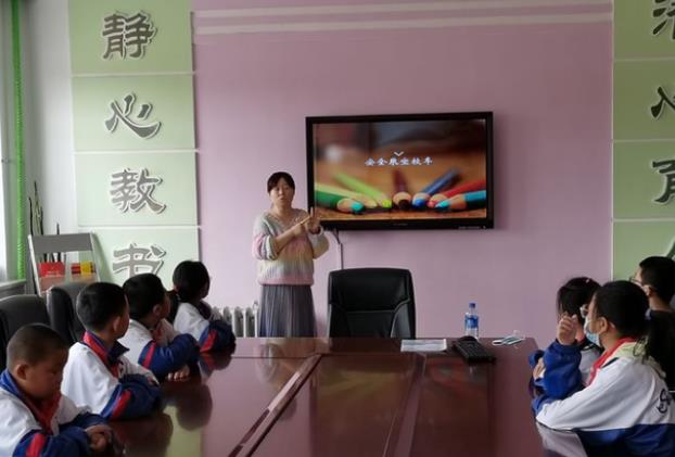 呼瑪縣韓家園鎮(zhèn)勵(lì)志學(xué)校緊繃校車(chē)安全弦 安全知識(shí)進(jìn)校園