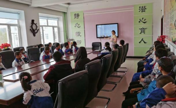 呼瑪縣韓家園鎮(zhèn)勵(lì)志學(xué)校緊繃校車(chē)安全弦 安全知識(shí)進(jìn)校園