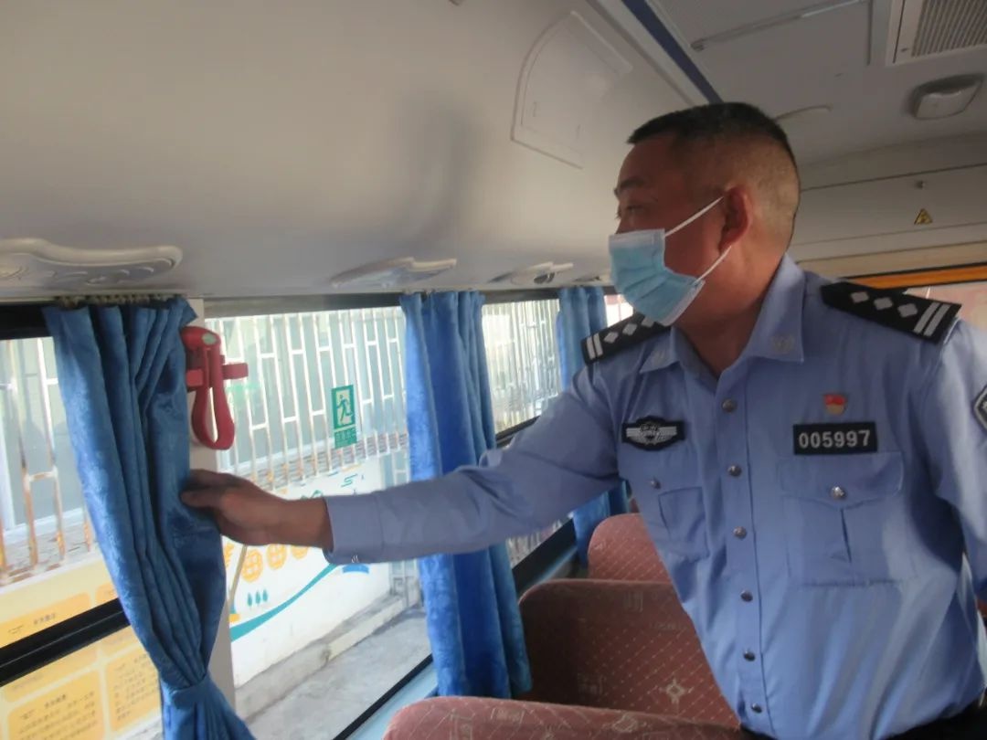 蒙自交警強化校車安全檢查 夯實校園安全防線