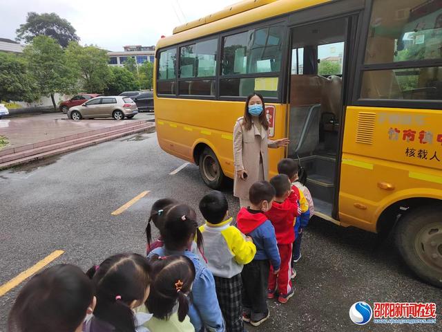 洞口縣竹市鎮(zhèn)中心幼兒園開展乘坐校車安全演練活動(dòng)/ 洞口縣竹市鎮(zhèn)中心幼兒園開展乘坐校車安全演練活動(dòng)