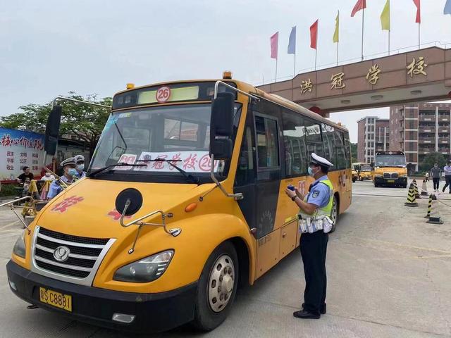 8輛校車標牌過有效期,東坑交警責令不準上路行駛 8輛校車標牌過有效期,東坑交警責令不準上路行駛