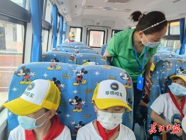 19輛“大鼻子”校車開進(jìn)偏遠(yuǎn)學(xué)校 19輛“大鼻子”校車開進(jìn)偏遠(yuǎn)學(xué)校