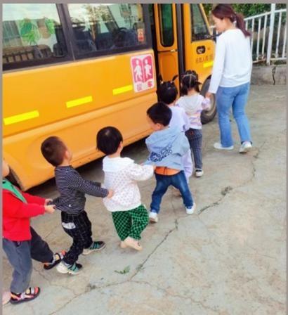 唐河臨港街道劉莊童星幼兒園開展校車安全演練活動