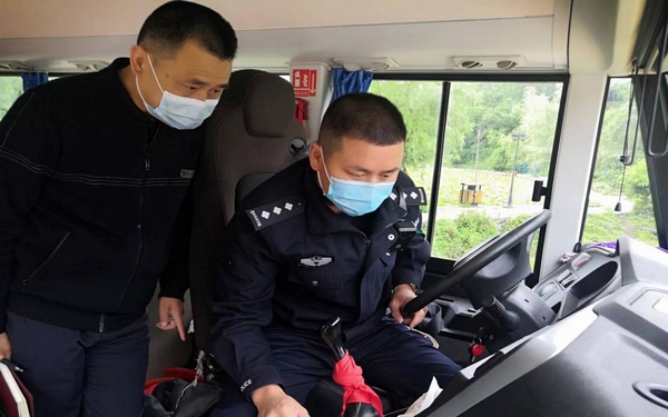 聯(lián)合校車安全檢查 營造道路交通環(huán)境