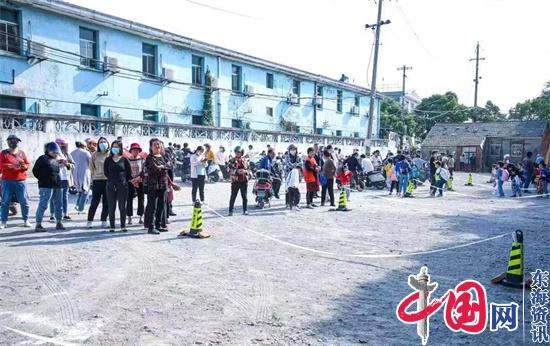 興化市垛田中心小學校車行車難、家長接送停車難“有事好商量”現場辦公一朝解