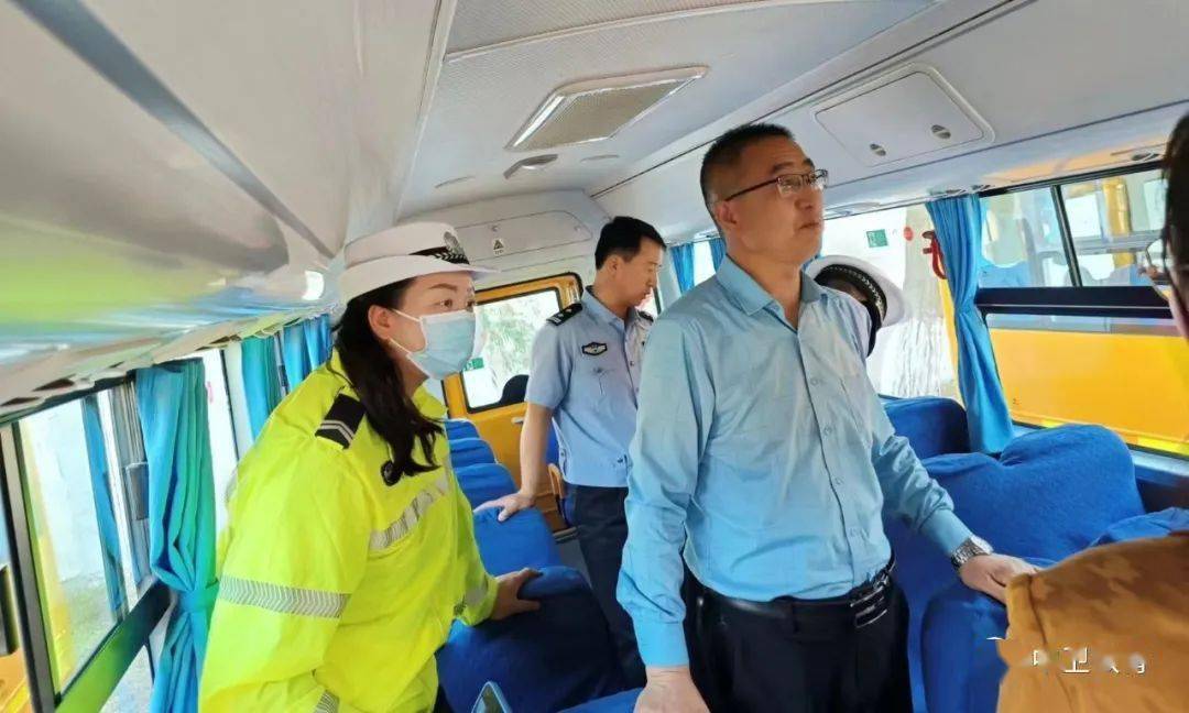 開展校車檢查 筑牢安全防線 開展校車檢查 筑牢安全防線