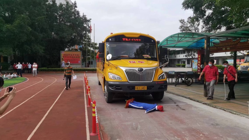 車輛冒煙、遇到事故怎么辦?校車應(yīng)急演練走進(jìn)校園 車輛冒煙、遇到事故怎么辦?校車應(yīng)急演練走進(jìn)校園