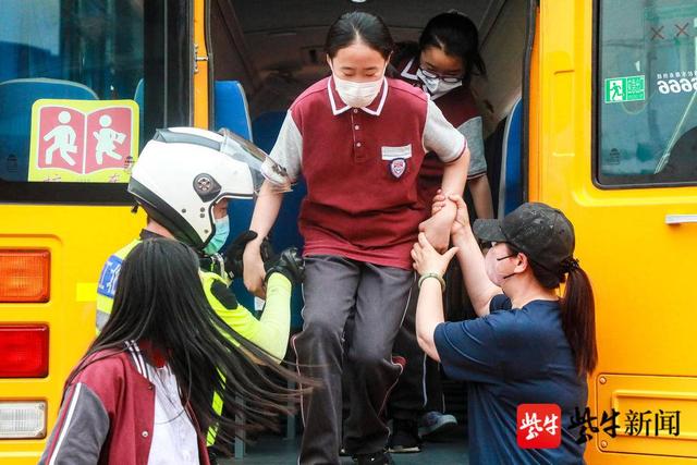 校車發生交通事故，并引發自燃？原是多部門聯合開展校車突發事故應急演練