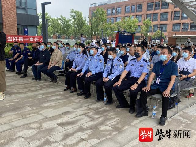 校車發生交通事故，并引發自燃？原是多部門聯合開展校車突發事故應急演練