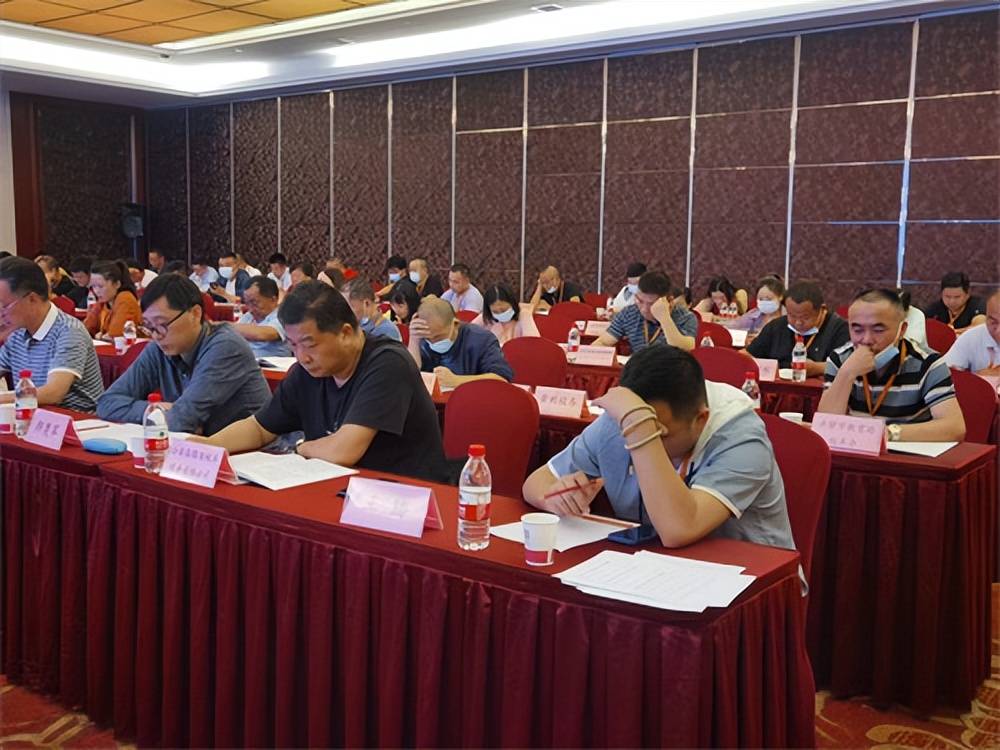 董建新當選連任湖北省校車運營行業協會會長/ 董建新當選連任湖北省校車運營行業協會會長