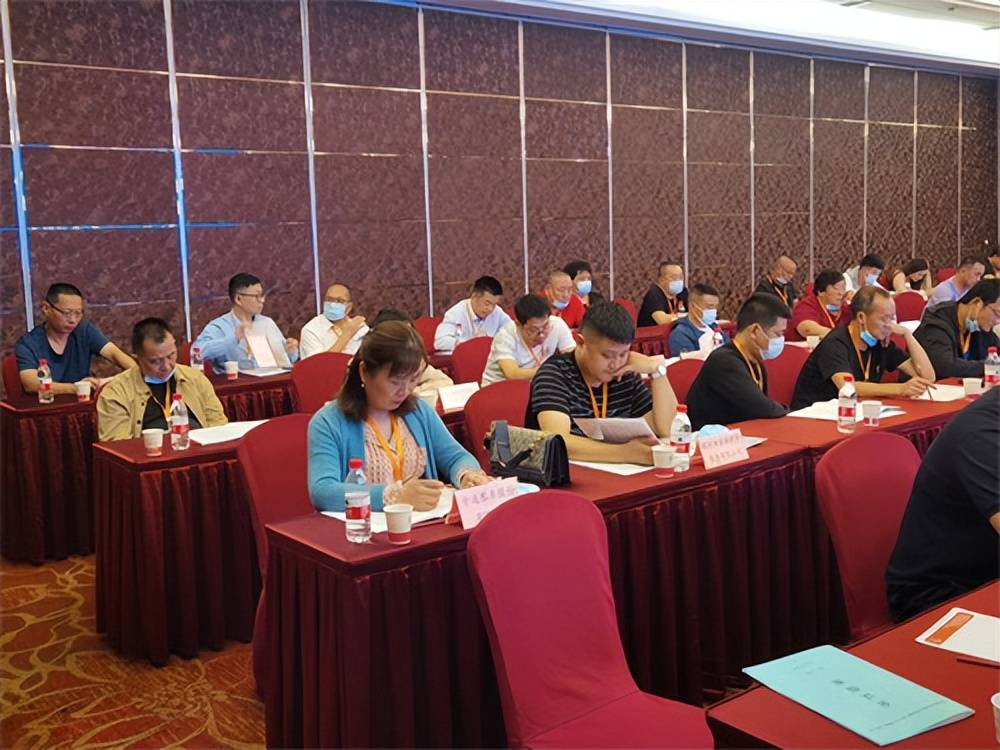 董建新當選連任湖北省校車運營行業協會會長/ 董建新當選連任湖北省校車運營行業協會會長