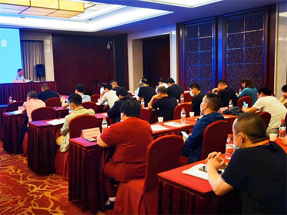 董建新當選連任湖北省校車運營行業協會會長/ 董建新當選連任湖北省校車運營行業協會會長