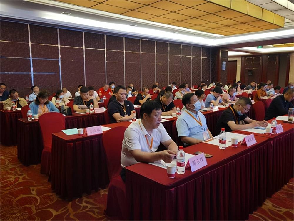 董建新當選連任湖北省校車運營行業協會會長/ 董建新當選連任湖北省校車運營行業協會會長