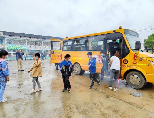 桃江浮邱山鄉(xiāng)擔(dān)水壩小學(xué):校車應(yīng)急疏散演練 桃江浮邱山鄉(xiāng)擔(dān)水壩小學(xué):校車應(yīng)急疏散演練