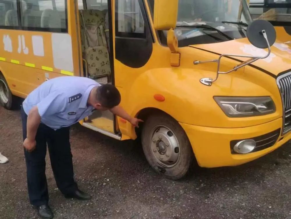 保駕護航幼兒園 交警為校車“體檢”