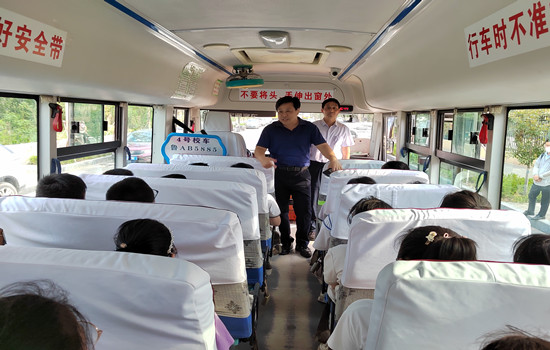 濟南高新區稼軒小學開展校車安全應急演練活動