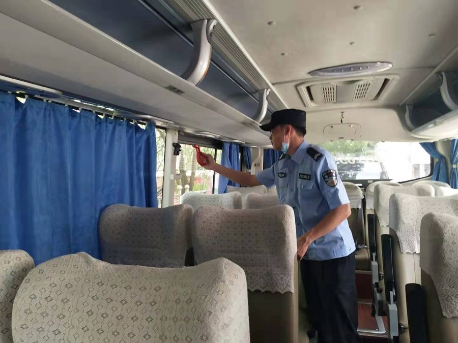 竹根灘派出所：“體檢”校車 護航高考