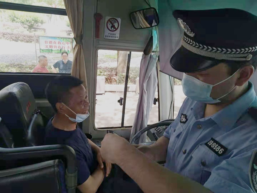 竹根灘派出所：“體檢”校車 護航高考