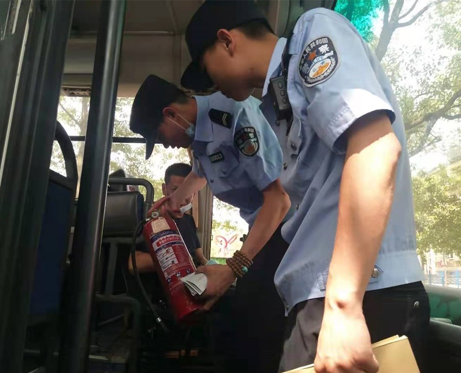 竹根灘派出所：“體檢”校車 護航高考