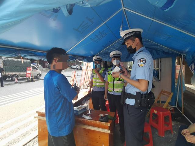 超載假校車被桂林龍勝交警查處