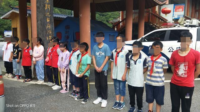 超載假校車被桂林龍勝交警查處