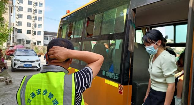 黃石鎮：扎實開展校車安全檢查工作