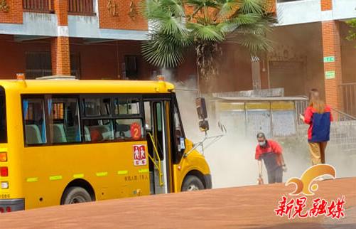 晃州鎮(zhèn)酒店塘社區(qū)開展校車安全演練進(jìn)校園活動